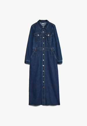 Jeanskleid mit langen Ärmeln, spitzem Kragen, vorderen Knöpfen, zwei Brusttaschen und taillierter Taille. Dunkelblaue Farbe und leicht texturiertes Material.