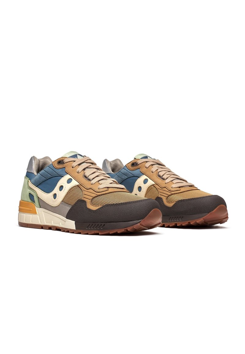 Multikleur sneakers met een bovenkant van mesh en suede. Belangrijke kleuren zijn beige, bruin, blauw en groen. Rubberen zool met een geprofileerd loopvlak.