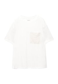 Witte t-shirt met korte mouwen van katoen, met een textuur pocket in het wit op de linkerborst. Ronde halslijn, losse pasvorm.