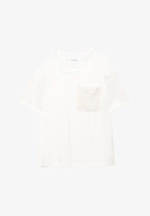 T-shirt blanc à manches courtes en coton, doté d'une poche texturée blanche sur le côté gauche de la poitrine. Encolure ronde, coupe décontractée.