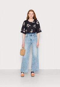 s.Oliver Flared Jeans - royalblau