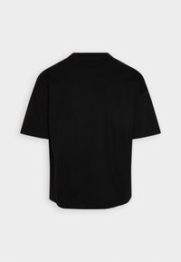 Sort bomulds T-shirt med afslappet pasform, korte ærmer og rund hals. Glat tekstur, ensfarvet og uden synlige mønstre eller udsmykninger.
