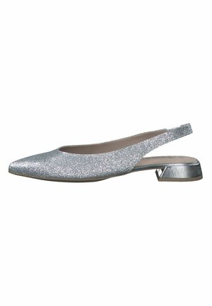 Chaussure plate slingback argentée pailletée avec bout pointu et petit talon bloc métallique sur fond blanc.