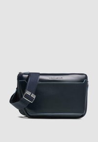 Zwarte leren messengerbag met blauwe accenten, ritssluiting en verstelbare band. Heeft een gladde textuur en rechthoekige vorm.