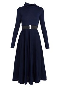 Marinblå klänning med långa ärmar och en cowl-hals, med ett texturerat svart bälte med silverdetaljer, och en hel kjoldesign.