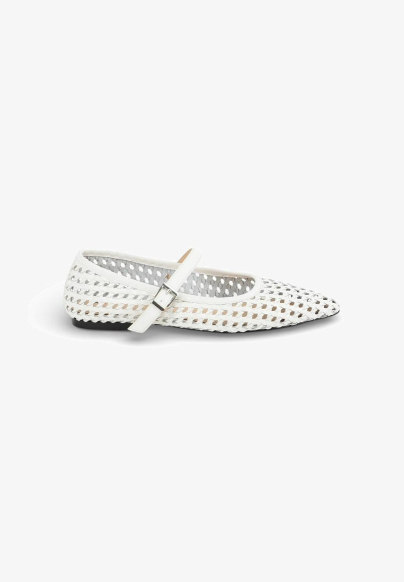 Chaussure plate Mary Jane blanche à bout pointu avec un design tissé et une bride réglable avec une boucle argentée, présentée sur fond blanc.