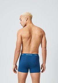 SNOCKS 6 PACK MIT FARBIGEM BUND - Trunks - blaue streifen