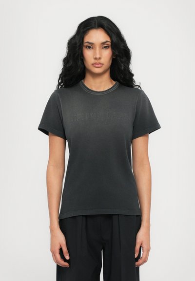Czarny bawełniany t-shirt z krótkim rękawem, okrągłym dekoltem i wytłoczonym napisem "HELMUT LANG" z przodu. Gładka tekstura.