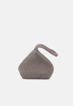 Bolso de mano con pulsera gris cubierto de pequeños tachones plateados redondos con un asa en forma de lazo en la parte superior.