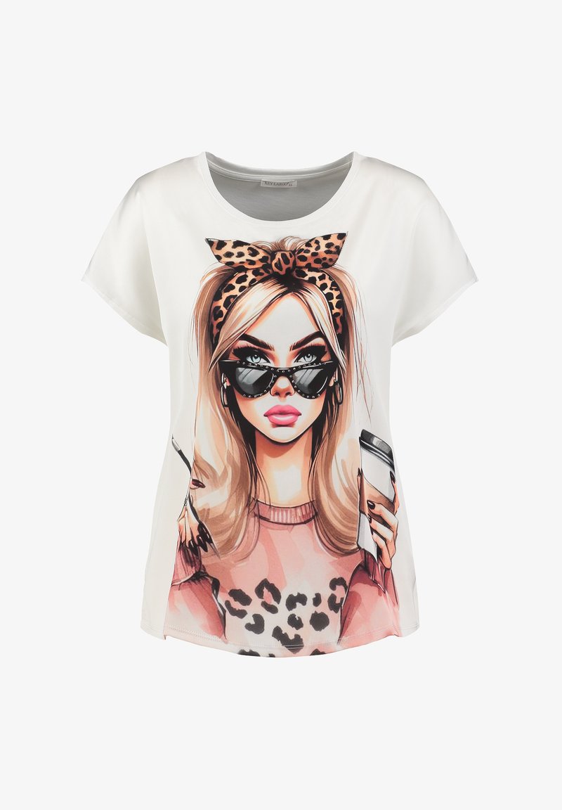 Camiseta blanca de manga corta con una ilustración impresa de una mujer con gafas de sol, una cinta de leopardo en la cabeza y sosteniendo una taza de café.