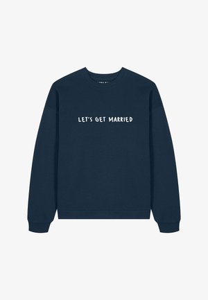 Felpa blu navy con girocollo e maniche lunghe con testo bianco che recita "SPOSIAMOCI" sulla parte anteriore.