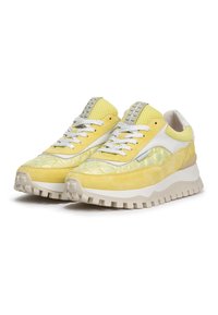 Sneaker giallo in suede e mesh con accenti bianchi, dettagli testurizzati sui lati, chiusura con lacci e suola spessa in gomma beige.