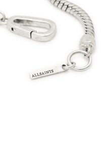 Bracciale in metallo argento con design a catena flessibile, dotato di una chiusura e di un'etichetta incisa con la parola "ALLSAINTS."