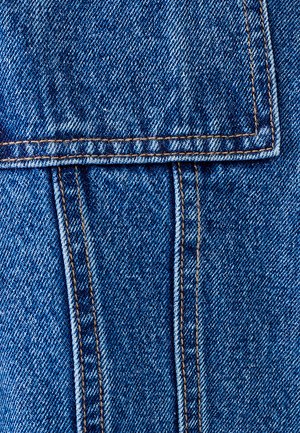 Tela de mezclilla con un rico tono azul, texturizada con un patrón de sarga. Costuras visibles en marrón contrastante a lo largo de los bordes y las costuras.