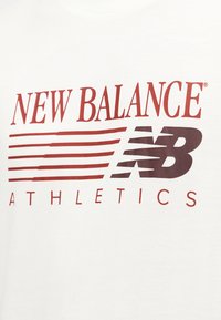 Λογότυπο NEW BALANCE Athletics με στιλιζαρισμένα γράμματα "NB" και οριζόντιες ρίγες σε λευκό φόντο.