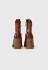 Marco Tozzi Støvletter m/ kilehæl - cognac