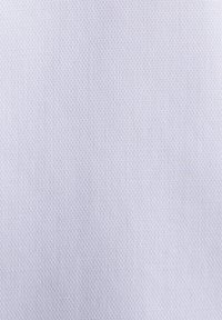 Tissu bleu clair texturé avec un motif subtil en nid d'abeille, présentant de légers plis et ombres.