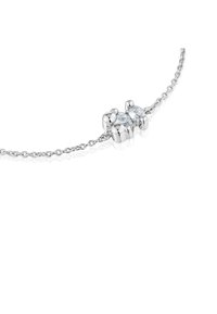 Collar de cadena de plata con un colgante de dos piedras con gemas transparentes, acabado pulido y un diseño de cadena delicado.