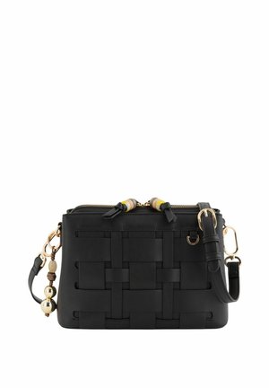 Czarna pleciona skórzana torba na ramię z złotymi elementami, regulowanym paskiem, podwójnymi zamkami błyskawicznymi na górze oraz ozdobnym chwostem z koralików po boku.