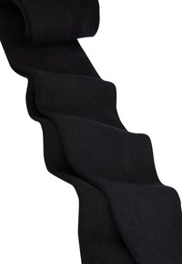 Schwarze Socken aus weichem, dehnbarem Material mit glatter Textur. Das Design weist eine wellenförmige, fließende Form auf, ohne sichtbare Muster oder Akzente.
