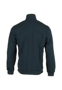 Sudadera azul marino con un cuello alto, mangas largas, puños y dobladillo de canalé, hecha de una tela suave, con una textura simple y suave.