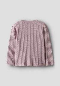 Ljusrosa stickad tröja med ribbat mönster och små öppna mönster. Långärmad och rundad halsringning. Bakifrån.