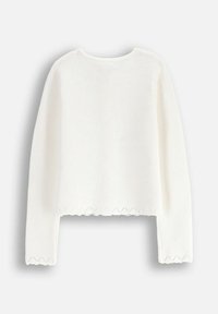 Biały sweter dziany z długimi rękawami, okrągłym dekoltem i falbaniastym wykończeniem dolnej krawędzi. Gładka faktura i luźny fason.