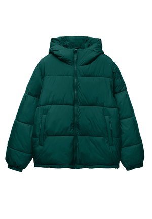 Daunenjacke in Dunkelgrün mit Kapuze, Frontreißverschluss und zwei Seitentaschen. Das Design umfasst gesteppten Panels zur Isolierung.