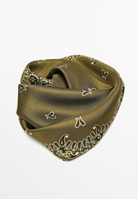 Sciarpa di seta verde oliva con motivo paisley bianco. Forma triangolare con texture liscia e dettagli intricati lungo i bordi.