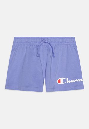 Fioletowe bawełniane szorty z elastycznym pasem i sznurkiem. Po jednej stronie nadrukowane białe logo "Champion". Gładka faktura, klasyczny krój.