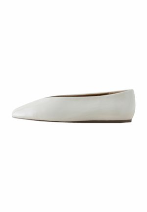 Next, REGULAR FIT - FOREVER COMFORT® HIGH CUT BALLET FLATS - Ballerines - bone