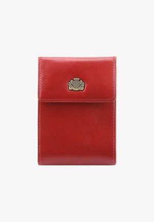 Rode leren portefeuille met een textuurafwerking. Voorzien van een ronde klep die wordt vastgezet door een goudkleurige logo-sluiting. Gestikte randen zorgen voor extra detail.