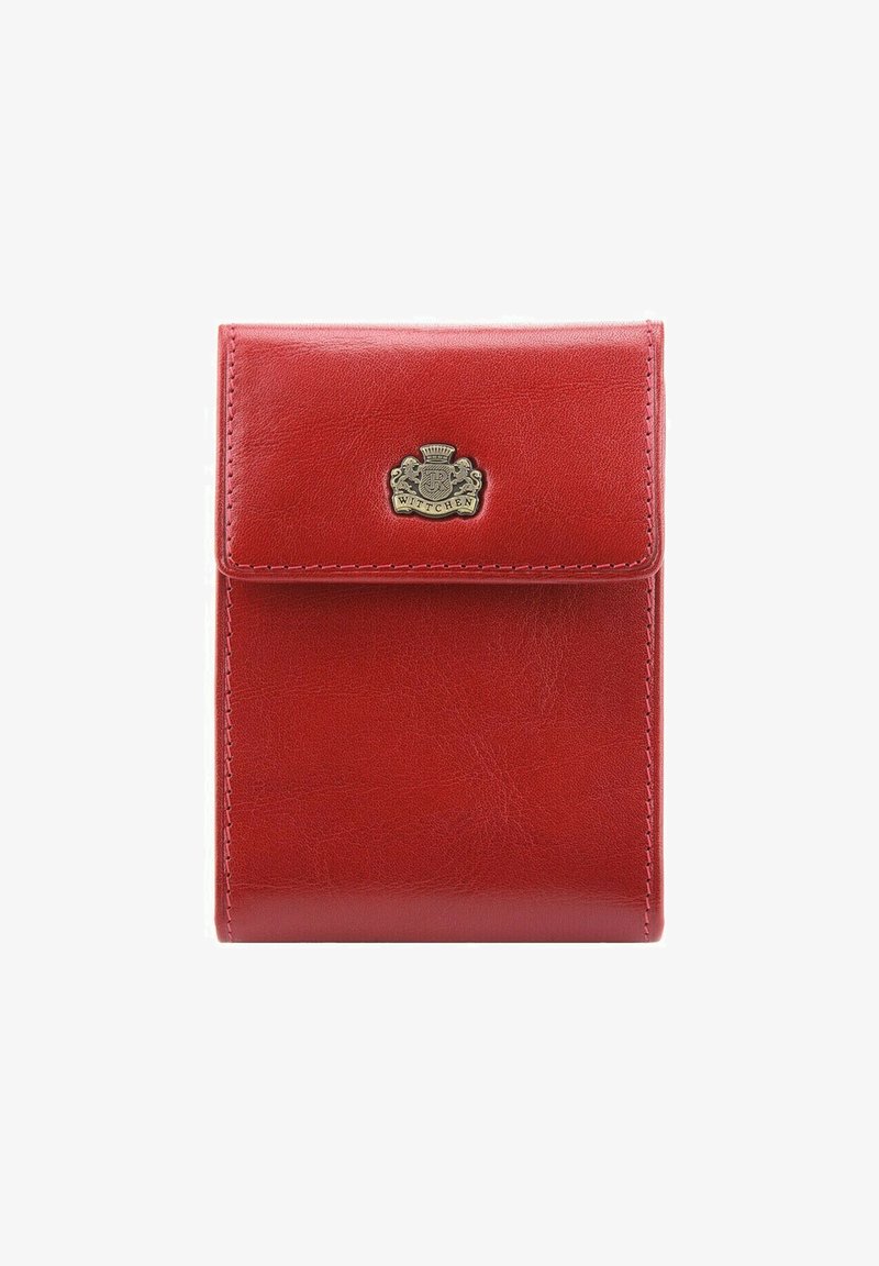 Rode leren portefeuille met een textuurafwerking. Voorzien van een ronde klep die wordt vastgezet door een goudkleurige logo-sluiting. Gestikte randen zorgen voor extra detail.