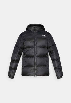 Schwarze Pufferjacke aus glänzendem, strukturiertem Material mit Kapuze, durchgehendem Reißverschluss und elastischen Bündchen. Verfügt über zwei Fronttaschen und ein Logo-Detail.