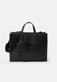 Bolso tote de cuero negro con patrón en relieve "STEVE MADDEN", incluye un estuche accesorio redondo desmontable y una correa de hombro ajustable.