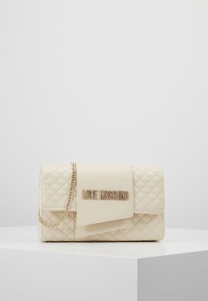 Kremowa pikowana skórzana torba na ramię z złotym łańcuszkiem i złotym logo "LOVE MOSCHINO" na przedniej klapie, prezentowana na białej powierzchni.
