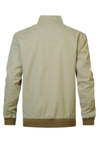 Světle béžová bunda s vysokým límcem, žebrovanými manžetami a pasem. Hladká textura s jednoduchým designem, bez viditelných vzorů nebo kovových doplňků.