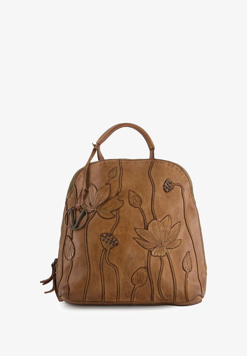 Bruine leren rugzak met geperforeerde bloemenpatronen, een ritssluiting en een hengsel bovenop. Inclusief decoratieve hardwareaccenten.