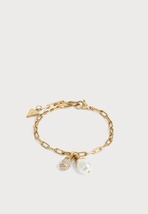 Bracelet chaîne en or avec fermoir mousqueton, avec deux breloques : une perle incrustée de strass et une grande perle blanche.