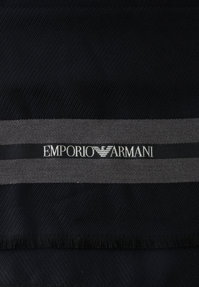 Tissu noir avec des rayures horizontales gris foncé et logo Emporio Armani blanc brodé avec un emblème d’aigle au centre.