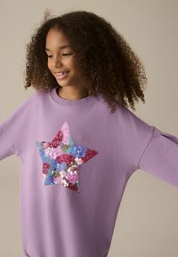 Next REGULAR FIT - Strickkleid - lilac purple sequin star