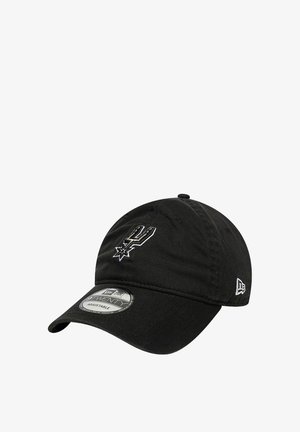 Gorra de béisbol negra ajustable con el logo bordado de los San Antonio Spurs en el frente y el logo de New Era en el lateral.