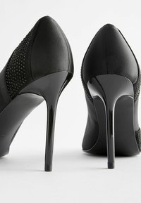 Next FOREVER COMFORT BLING PANEL COURT - Magas sarkú cipők - black
