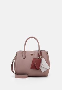 Różowa torebka z ekologicznej skóry z dwoma górnymi uchwytami, złotymi ozdobami i przymocowanymi czerwono-białymi uchwytami na karty. Z przodu znajduje się emblem logo.