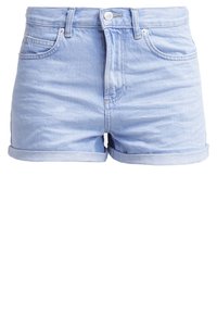 Shorts en denim bleu clair avec revers roulés, fermeture avant par bouton et fermeture éclair, et poches avant.
