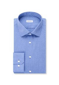 Chemise habillée bleu clair à manches longues avec col ouvert et boutons blancs, soigneusement pliée avec l'étiquette de la marque visible à l'intérieur du col.