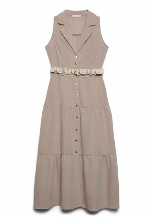 Abito maxi beige senza maniche con colletto, bottoni frontali, gonna a balze e cintura bianca intrecciata con fibbia rotonda in vita.
