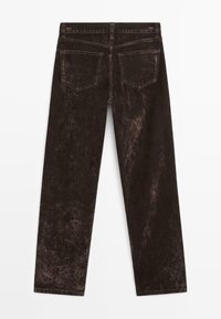 Pantaloni dritti in velluto lavato marrone scuro con tasche posteriori, passanti per cintura e cuciture visibili su uno sfondo bianco.