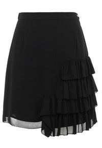 Czarna spódnica wykonana z lekkiego materiału, z warstwowymi falbankami po lewej stronie i krawędzią z delikatnym połyskiem.