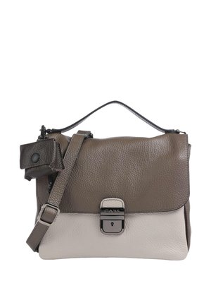 Sac à bandoulière en cuir brun et crème, avec une finition texturée, une poignée supérieure, une sangle ajustable et un fermoir noir.